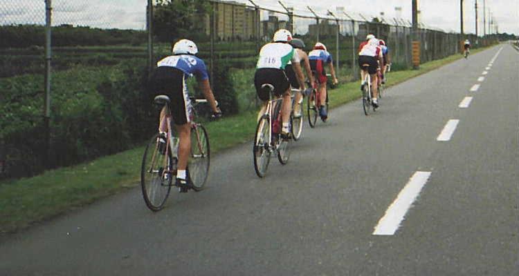 The lead group at near 30 miles an hour >>>