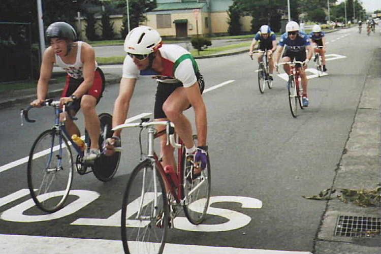 Keith Orme leads the start of the race>>>