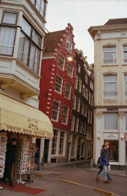 Amsterdam leaning buildings, a sign of status!