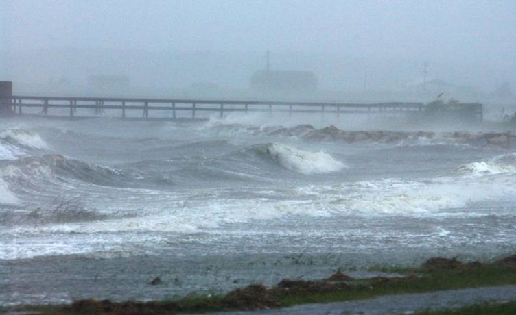 The rough part of hurricane Isabel hits Langley's King Street Bridge>>>