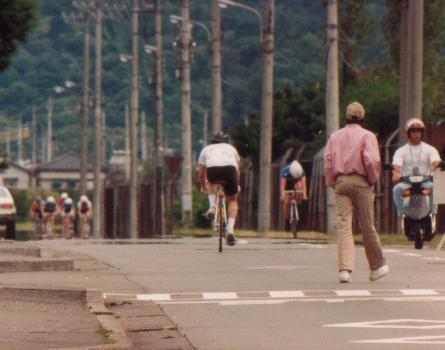 Michael approaching finish with lead group gaining >>>